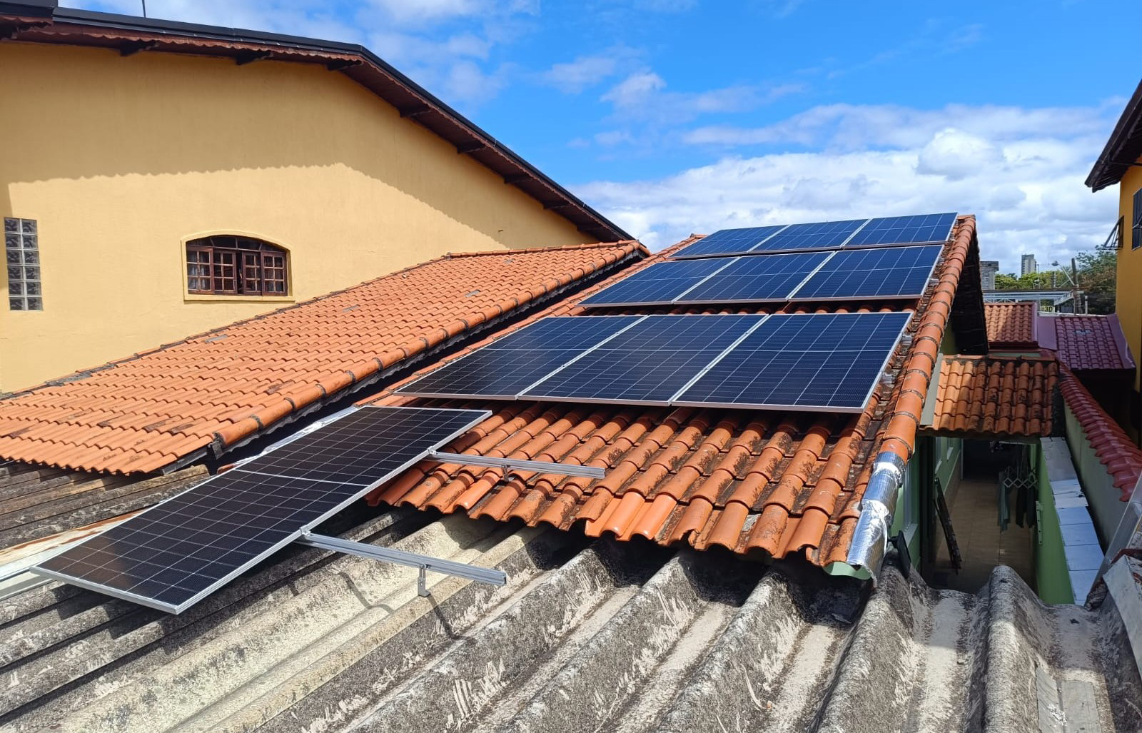 Painéis solares em telhado residencial